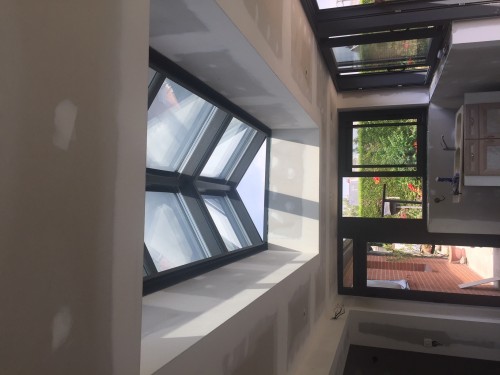 La verrière tubulaire en triple vitrage auto-netoyant avec un controle de facteur solaire, coef : Ug posé < 0.7 w/m²k malgré son inclinaison de 40° , parce que oui, il faut le savoir, l'inclinaison de n'importe vitrage entraîne systématiquement un accroissement de la déperdition du verre.